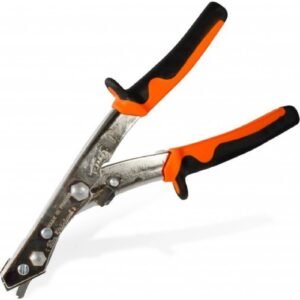 Nožnicami prestrihne materiály: - Pozinkovaný plech 1.2 mm - Nerez 0.6 00 - Hliník 2.0 mm - PVC 2.3 mm