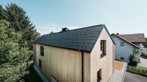 csm_Einfamilienhaus-Lustenau-Satteldach-PREFA-Dachplatte-R16-Haengerinne-Ablaufrohr-Schwarz-P10-Holzfassade_f631b6c464