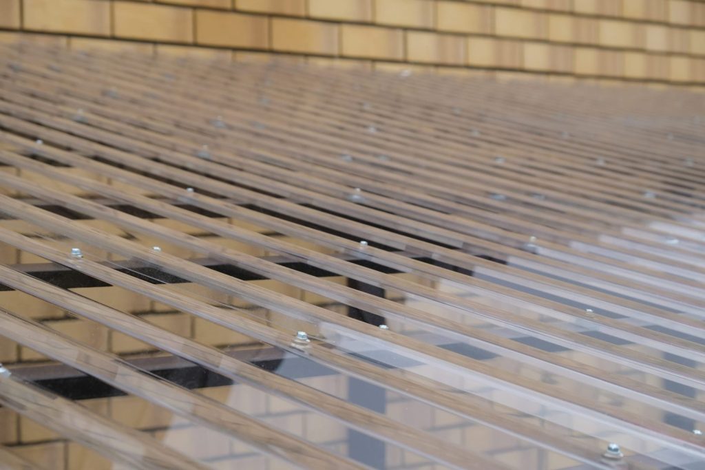 Polykarbonát a lexan: Keď potrebujete pod prístreškom svetlo